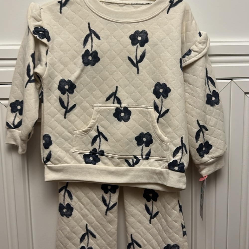 Kids Quilted Flower Print daywear Set - Cream and Navy. Carters.  Brand new!!!!